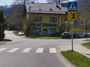 Skrzyżowanie ulic Pocztowej ze Srebrną. Na pierwszym planie znak przejścia dla pieszych oraz znak T27 oznaczający przejście dla pieszych szczególnie uczęszczane przez dzieci. Poniżej mniejszy znak trasy rowerowej