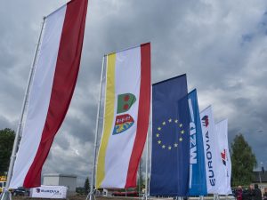 Powiewające flagi Polski, Bielska-Białej, Miejskiego Zarządu Dróg w Bielsku-Białej, Eurovi S.A. oraz spółki Invest Complex.