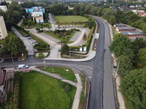 Widok z drona na wyasfaltowane skrzyżowanie ulic Czesława Tańskiego i Stanisława Skrzydlewskiego