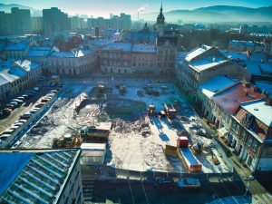Widok z drona na przyprószony śniegiem plac Wojska Polskiego z rejonu wlotu ul. Cyniarskiej