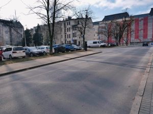 Parking u zbiegu ulic Juliusza Słowackiego i Henryka Sienkiewicza. Widok od ul. Sienkiewicza