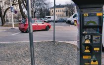 Widok na parking przez ulicę Juliusza Słowackiego. W pierwszym planie po prawej parkomat pod wejściem do budynku Sądu Rejonowego