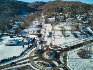 Widok z drona na rondo gen. Augusta Emila Fieldorfa „Nila”, za którym rozpoczyna się przebudowywany odcinek Alei Armii Krajowej. Teren pokryty cienką warstwą śniegu
