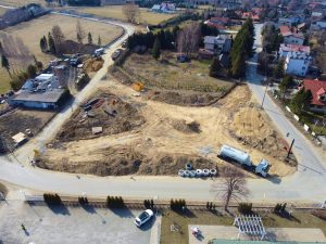Widok z drona na plac pod budowę nowego ronda łączącego ulice Łowiecką, Jeżynową Zwardońską i Antyczną.