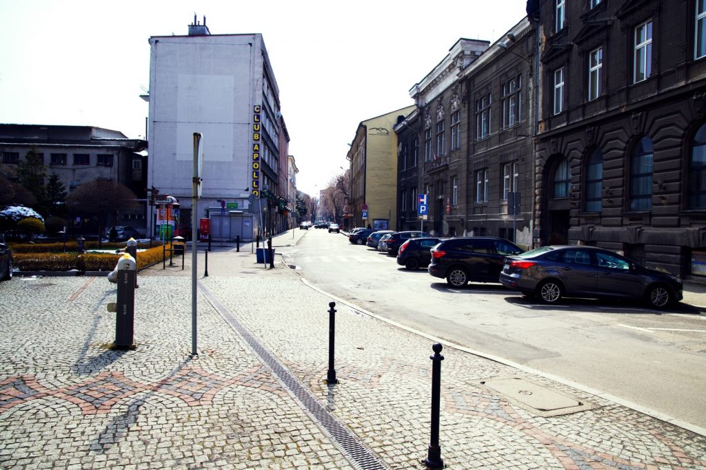 Widok na ul. 1 Maja od strony tylnej ściany Teatru Polskiego w Bielsku-Białej w kierunku południowym.