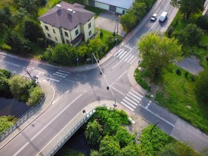 Widok z drona na skrzyżowanie ulic Jana Sobieskiego, Tadeusz Regera i Wypoczynkowej z nowo zainstalowaną sygnalizacją świetlną