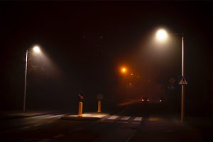 Doświetlone przejście dla pieszych podczas wieczornej mgły