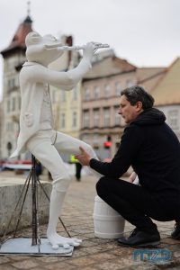 Artysta rzeźbiarz Grzegorz Godawa podczas montażu gipsowej makiety żaby-flecisty