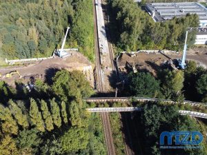 2. Widok z drona na teren budowy nowego wiaduktu w miejscu przecięcia z linią kolejową nr 139.