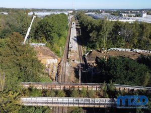 3. Ujęcie z drona na teren budowy nowego wiaduktu w miejscu przecięcia z linią kolejową nr 139. W dali perony przystanku kolejowego Bielsko-Biała Północ.