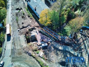 Pionowy widok z drona na budowę mostu nad potokiem Starobielskim w rejonie ul. Michała Grażyńskiego.