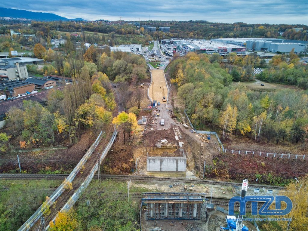 003 widok z drona na odcinek zachodni ul. Eugeniusza Kwiatkowskiego znad linii kolejowej