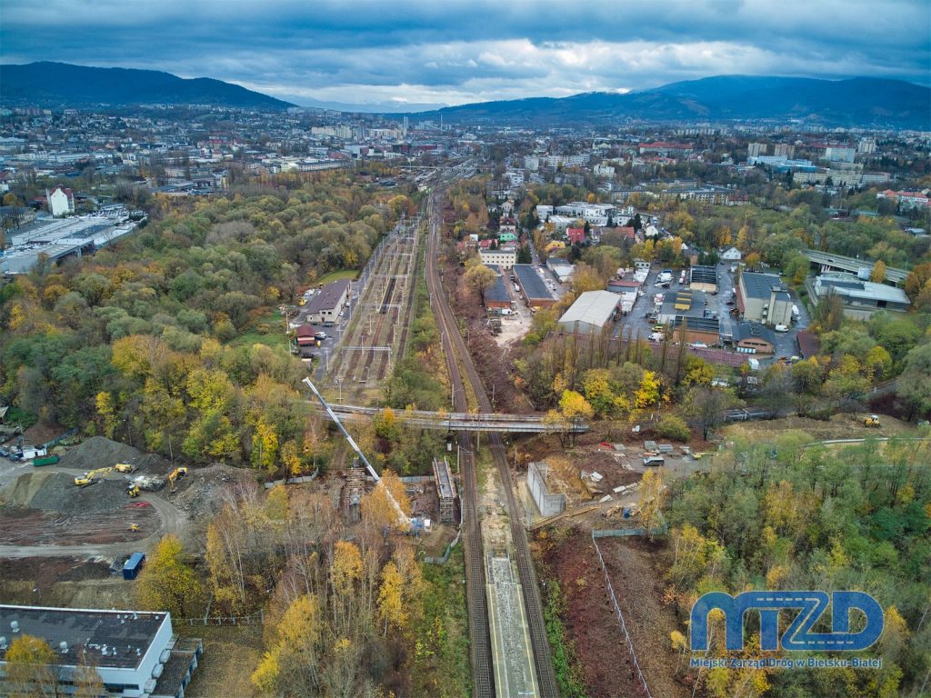 006 Szeroki widok na rejon budowy wiaduktu nad linią kolejową z panoramą Bielska-Bialej w kierunku południowym.