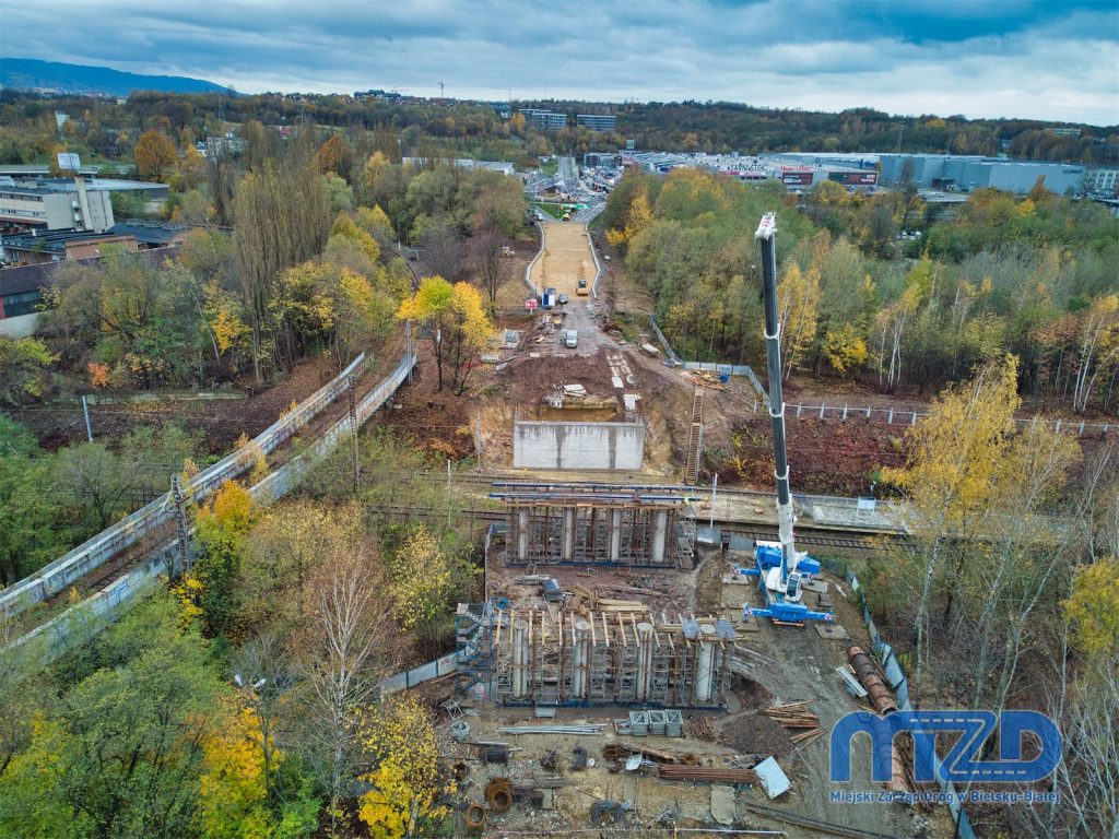 013 Betonowe konstrukcje wiaduktu nad linią kolejową 139, w oddali przygotowana warstwa nadbudowa ul. Kwiatkowskiego na odcinku łączącym z Rondem Solidarności.