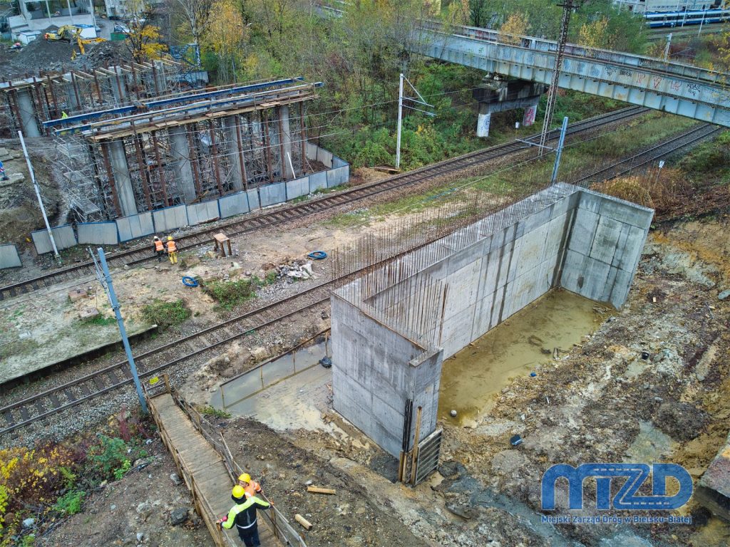 015 Zbliżenie na betonowe konstrukcje powstającego wiaduktu nad linią kolejową 139.