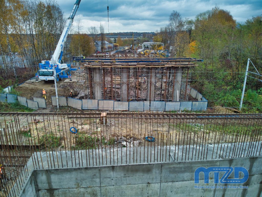 016 Betonowe konstrukcje powstającego wiaduktu nad linią kolejową 139.