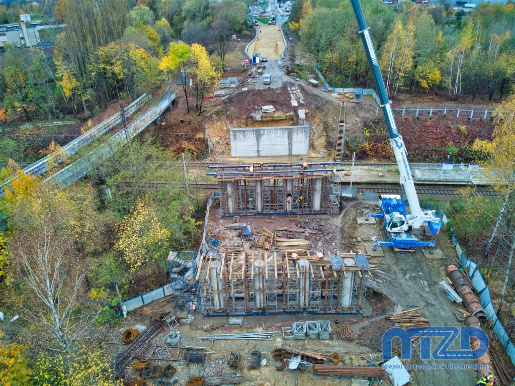 018 Powstające konstrukcje wiaduktu nad linią kolejową 139.