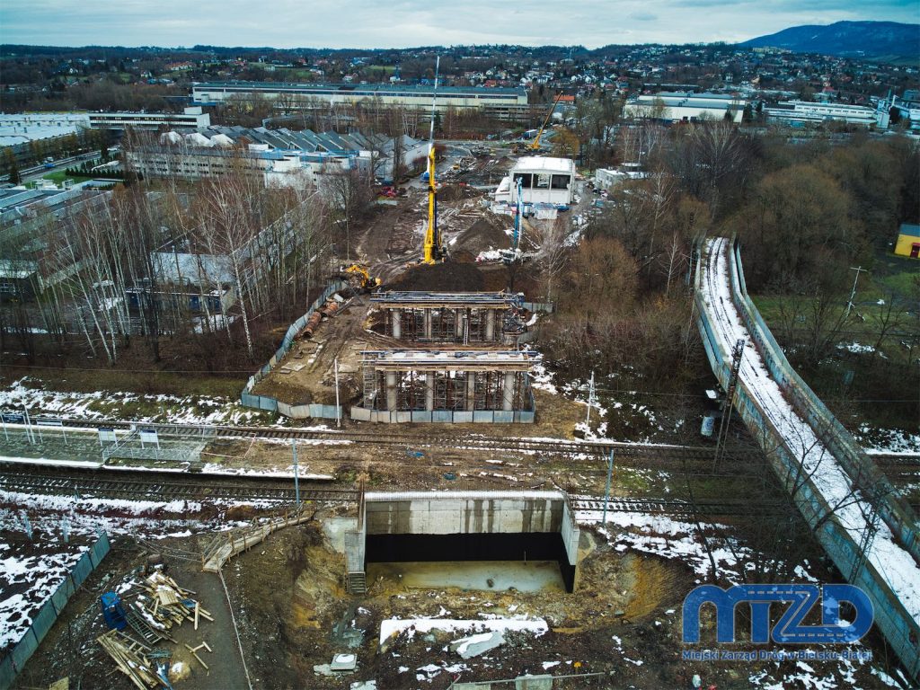 Widok z powietrza na rejon torowiska i powstające w sąsiedztwie podpory wiaduktu.