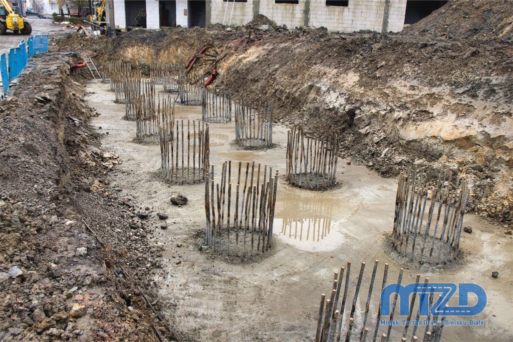 Zbliżenie na wystające ze stopy fundamentowej zbrojenia przyszłych podpór wiaduktu.