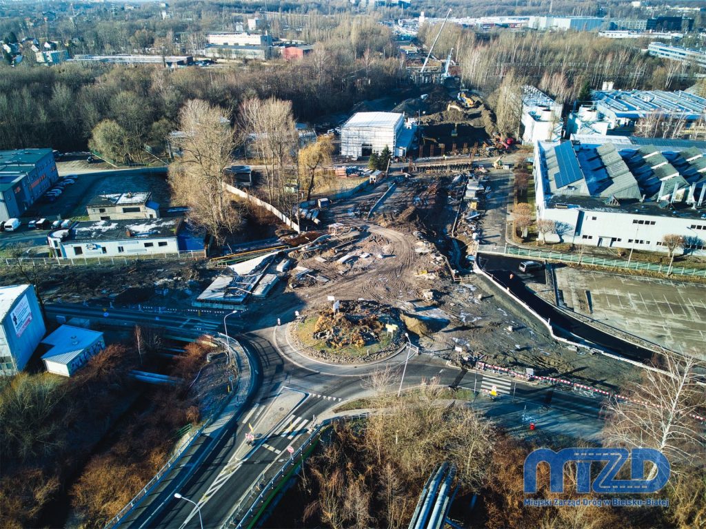 Widok z drona na rozbudowywaną ul. Eugeniusza Kwiatkowskiego od strony ronda Ofiar Katynia.