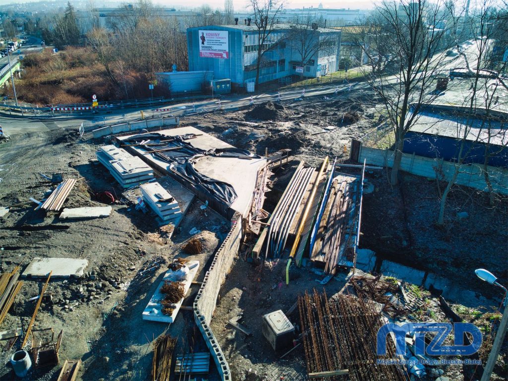 Niskie ujęcie z drona na betonową konstrukcję nośną części mostu na Potoku Starobielskim.
