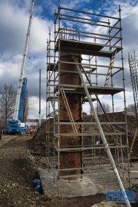 23 Zbliżenie na jeden z powstających betonowych filarów wiaduktu.