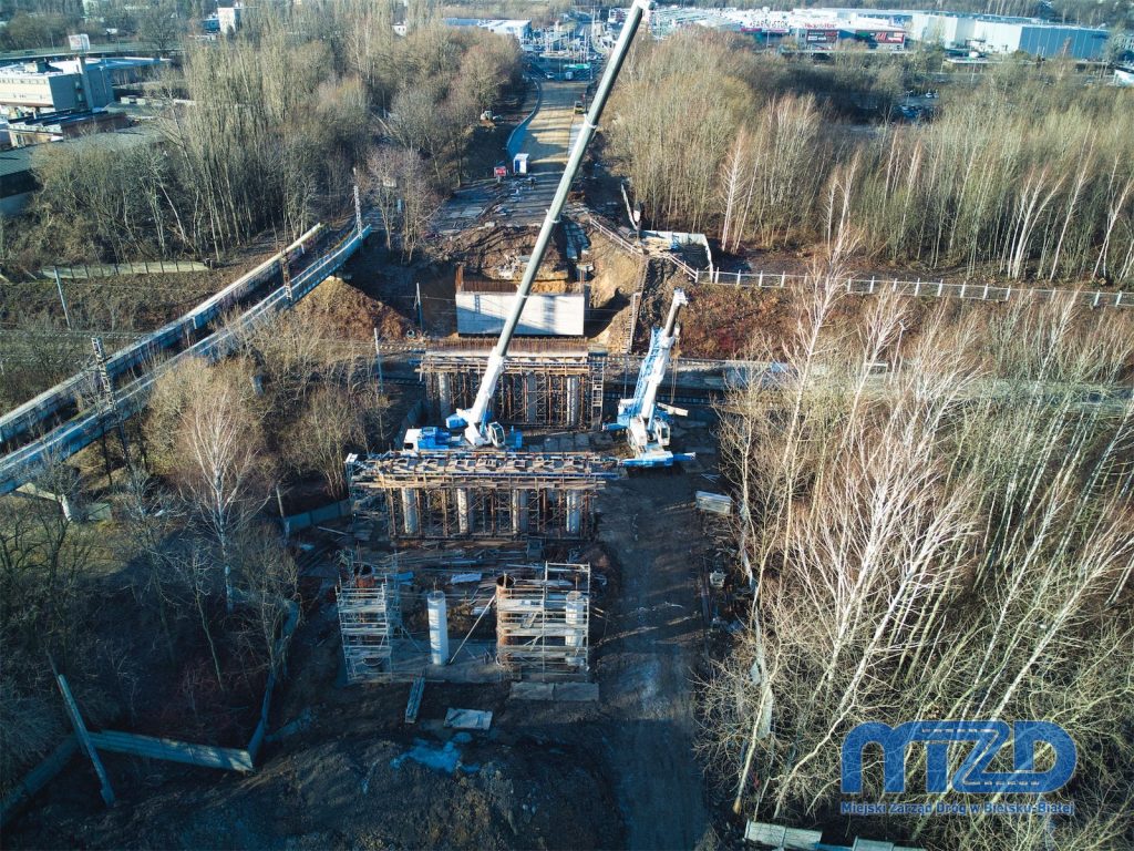 Kadr z drona na powstające podpory wiaduktu w rejonie linii kolejowej 139.