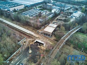 13. Widok z drona na obszar budowy w rejonie linii kolejowej 139 i dalej w kierunku Ronda Ofiar Katynia.