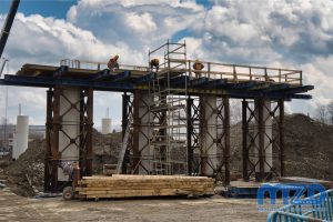 22. Budowlańcy podczas pracy na jednej z konstrukcji nośnych powstającego wiaduktu.