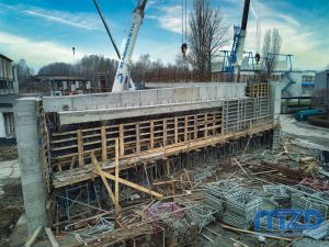 8. Zbliżenie na betonową konstrukcję podpory powstającego wiaduktu.