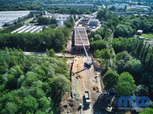6. Widok z drona na rozbudowywany środkowy odcinek wiaduktu. W oddali Rondo Ofiar Katynia.