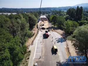 015 – Ujęcie z drona od strony zachodniej na powstające zatoki autobusowe po obu stronach ul. Eugeniusza Kwiatkowskiego, w oddali przyczółek wiaduktu mad linia kolejową 139.