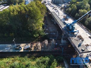 019. Widok na powstającą konstrukcję schodów i windę łączącą peron z pomostem wiaduktu.