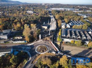 001. Widok z drona na rozbudowywaną ulicę Eugeniusza Kwiatkowskiego od strony Ronda Ofiar Katynia.