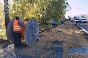 022. Ekipa budowlana podczas przebudowy instalacji teletechnicznej wzdłuż ul. Michała Grażyńskiego.