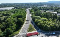Widok z góry na wiadukt w ciągu ulicy Eugeniusza Kwiatkowskiego od strony Ronda Solidarności