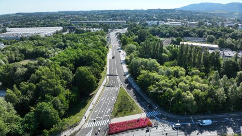 Widok z góry na wiadukt w ciągu ulicy Eugeniusza Kwiatkowskiego od strony Ronda Solidarności