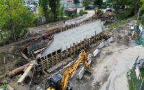 Widok z drona na budowę obiektu mostowego