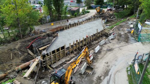 Widok z drona na budowę obiektu mostowego